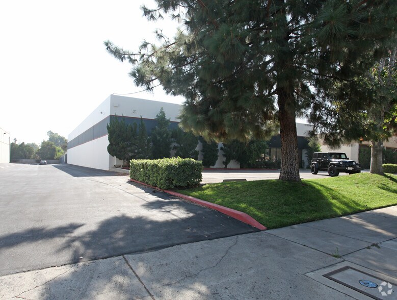 More Photos Of 20640 Bahama St, Chatsworth Warehouse For Lease
