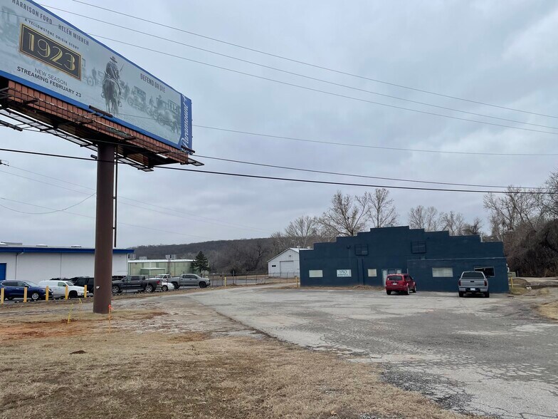 More Photos Of 920 W Skelly Dr, Tulsa Manufacturing For Lease