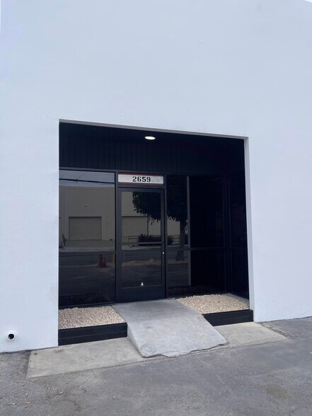 More Photos Of 2659-2661 Junipero Ave, Signal Hill Warehouse For Lease