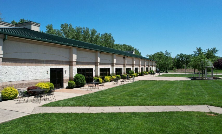 More Photos Of 933 S Riverside Dr, Elmhurst Hotel For Sale