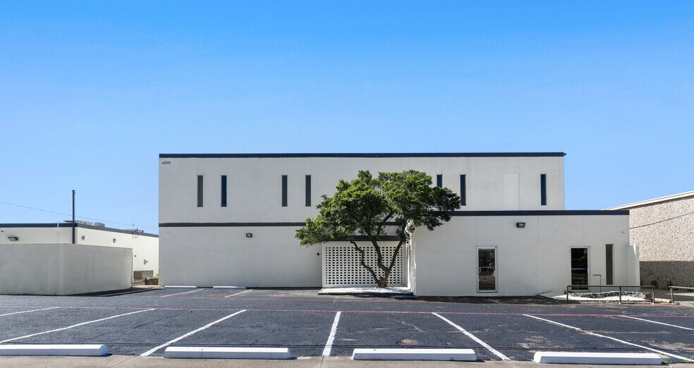 More Photos Of 4200-4202 Wiley Post Rd, Addison Warehouse For Lease