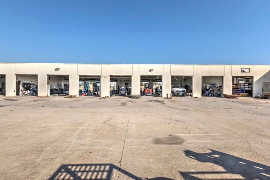 More Photos Of 1909 N Highway 81, Duncan Auto Dealership For Sale