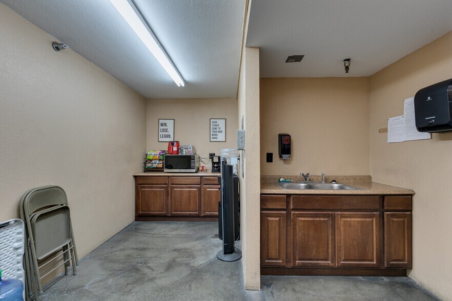More Photos Of 3850 Pioneer Ave, Las Vegas Showroom For Sale