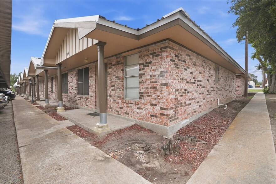 More Photos Of 1400 N Saint Marys St, Beeville Apartments For Sale