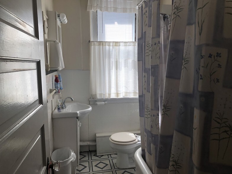 More Photos Of 900 W Franklin St, Richmond Apartments For Lease