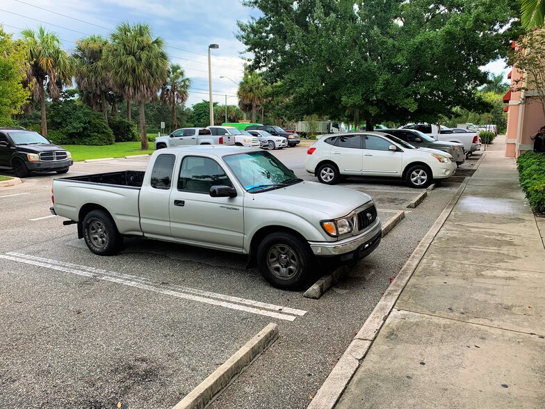 More Photos Of 4050 Westgate Ave, West Palm Beach Showroom For Lease