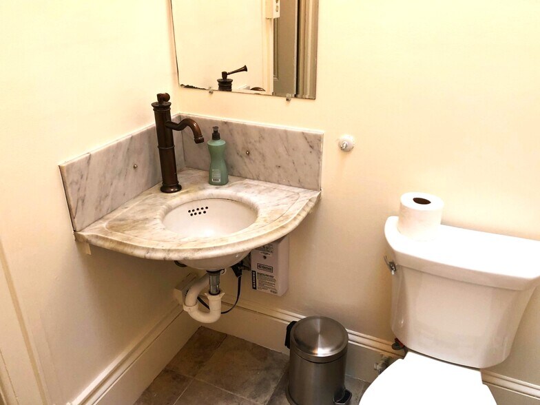 More Photos Of 631-633 Bridgeway, Sausalito Storefront Retail Office For Lease