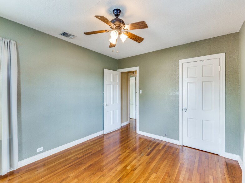 More Photos Of 206 Sherwood Dr, San Antonio Office Residential For Lease