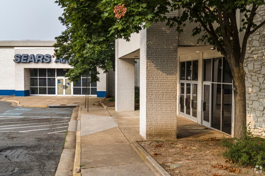 More Photos Of 6211 Leesburg Pike, Falls Church Department Store For Lease