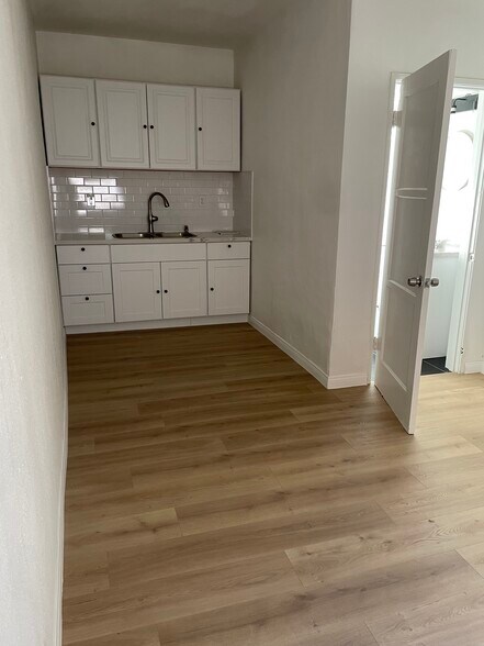 More Photos Of 5438 Huntington Dr S, Los Angeles Showroom For Lease