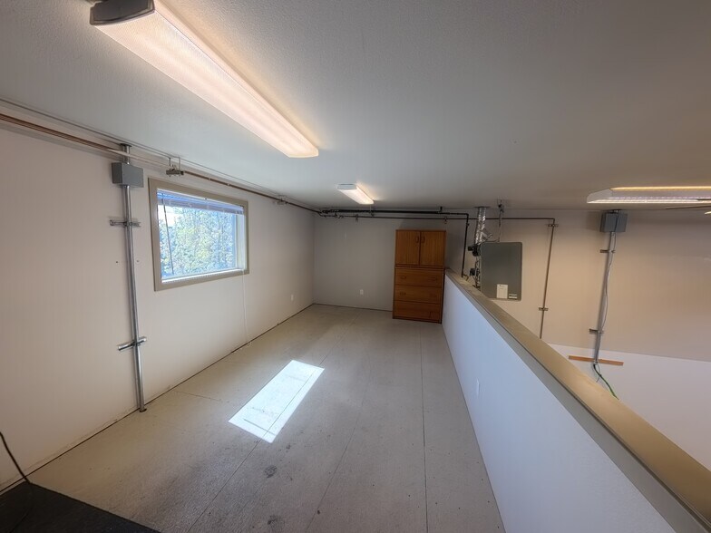 More Photos Of 611 NE Jackpine Ct, Redmond Distribution For Lease
