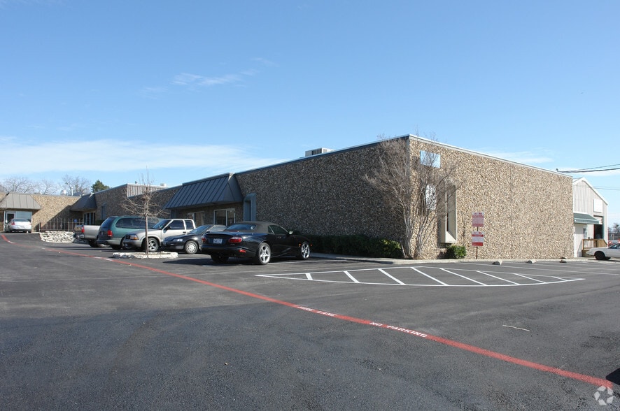 More Photos Of 10836 Grissom Ln, Dallas Light Manufacturing For Lease