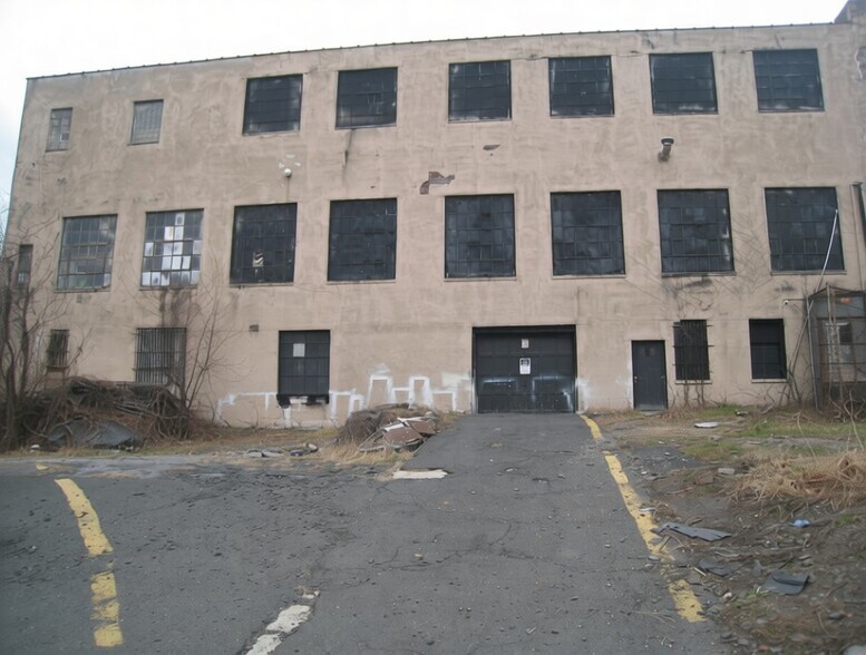 More Photos Of 8707 Kennedy Blvd, North Bergen Showroom For Lease