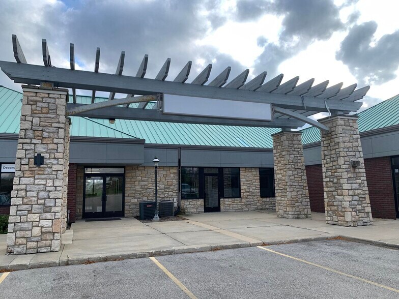 Primary Photo Of 2347-2359 Silvernail Rd, Pewaukee Restaurant For Lease