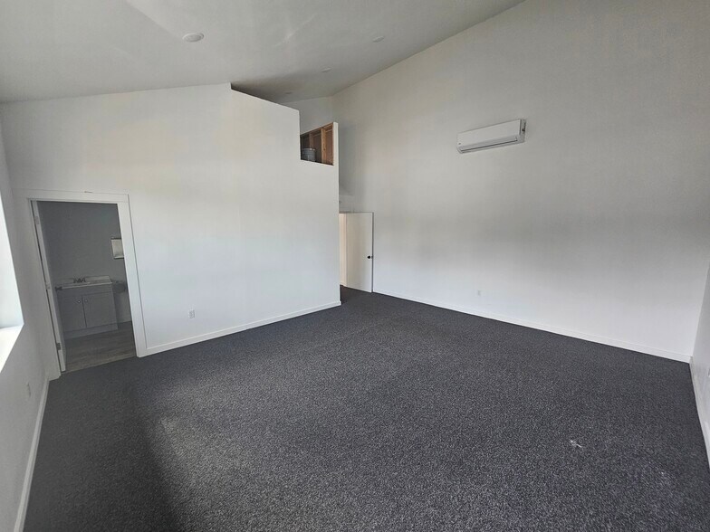 More Photos Of 5833 NE Portland Hwy, Portland Flex For Sale