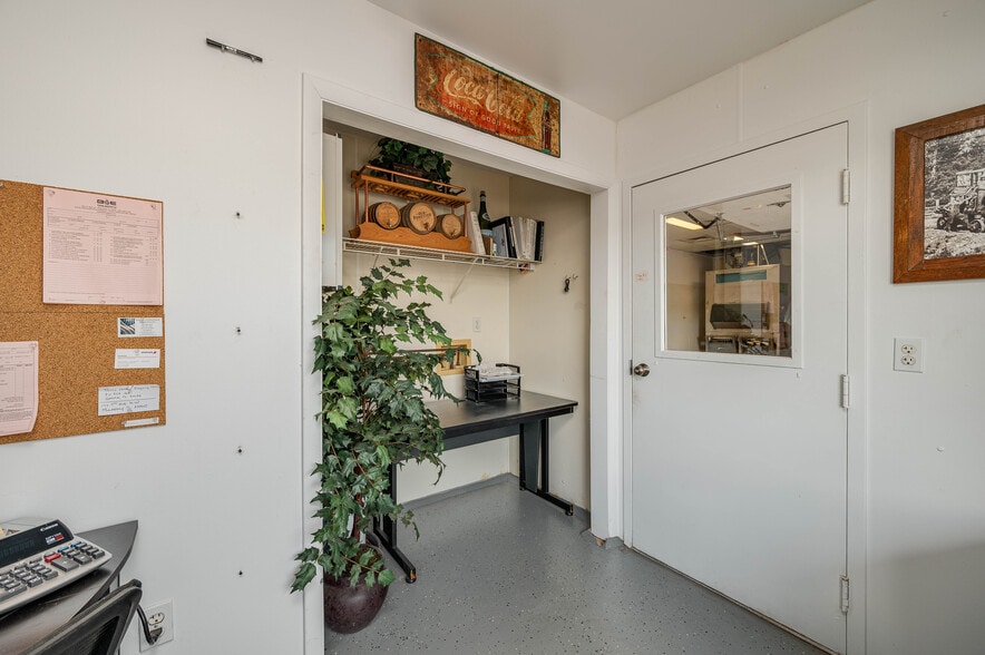 More Photos Of 174 NW 9th ave, Mulberry Distribution For Sale