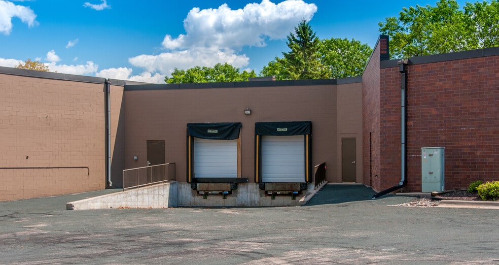 More Photos Of 5900-5950 Clearwater Dr, Minnetonka Research And Development For Lease