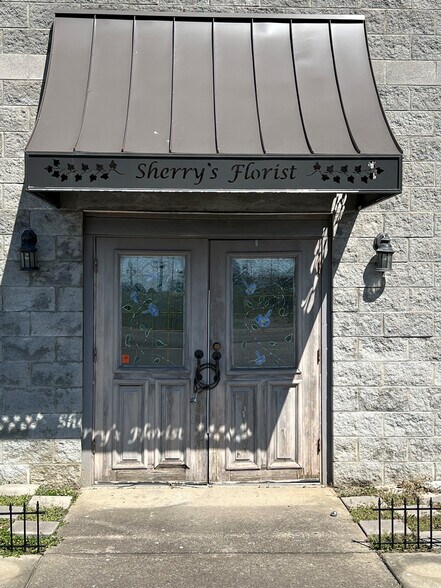 More Photos Of 2104 Ruth St, Springfield Freestanding For Sale