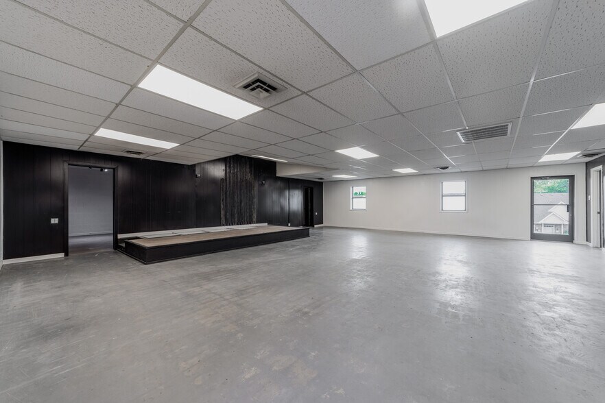 More Photos Of 99 Marion St, Clarksville Freestanding For Lease