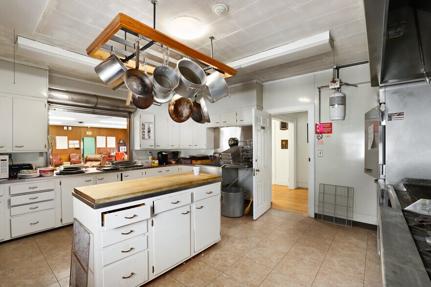 More Photos Of 34 Village Grn, Bedford Specialty For Sale