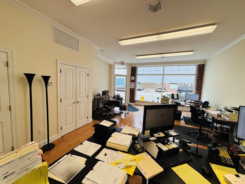 More Photos Of 129 Glenwood Rd, Glenwood Landing Freestanding For Lease
