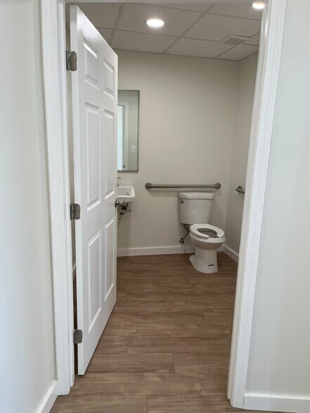 More Photos Of 5 Barney Cir SE, Washington Medical For Lease
