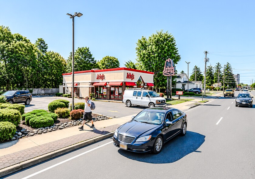 More Photos Of 222 S 2nd St, Fulton Fast Food For Sale