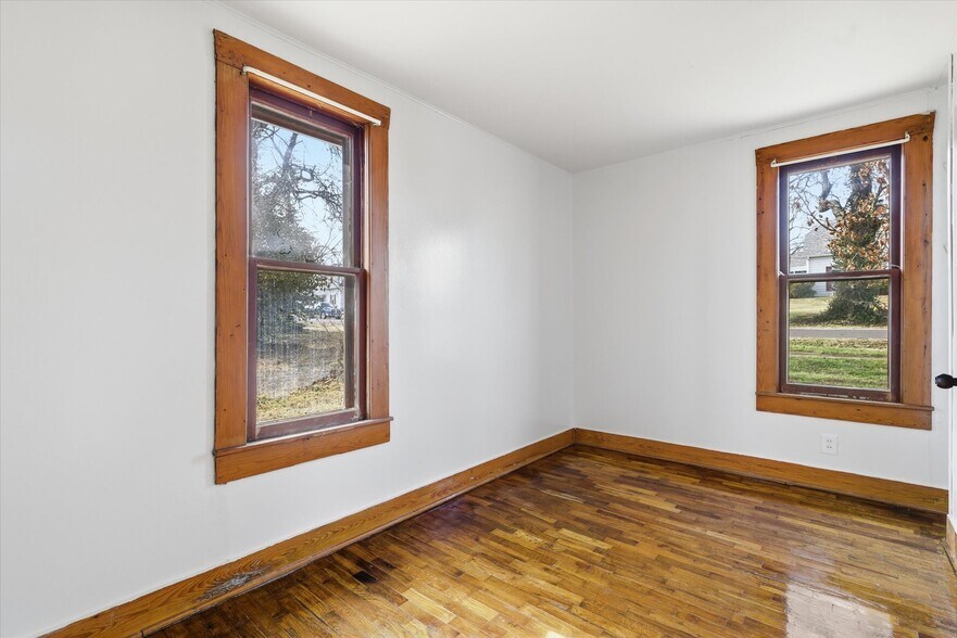 More Photos Of 722 N Maple Ave, Mountain Grove Office For Sale