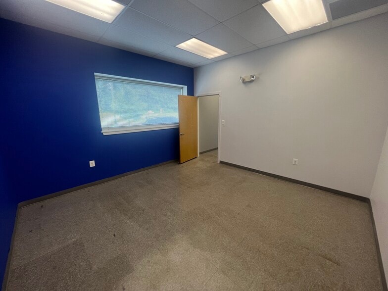 More Photos Of 900 W Blenheim Ave, Blackwood Flex For Lease