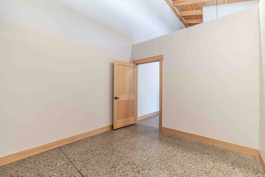 More Photos Of 8512 N Wayne Dr, Hayden Flex For Lease