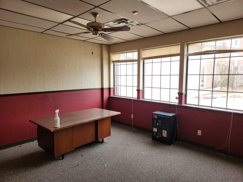 More Photos Of 401 SW C Ave, Lawton Fast Food For Lease