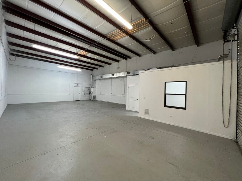 More Photos Of 12505 66th St N, Largo Warehouse For Lease