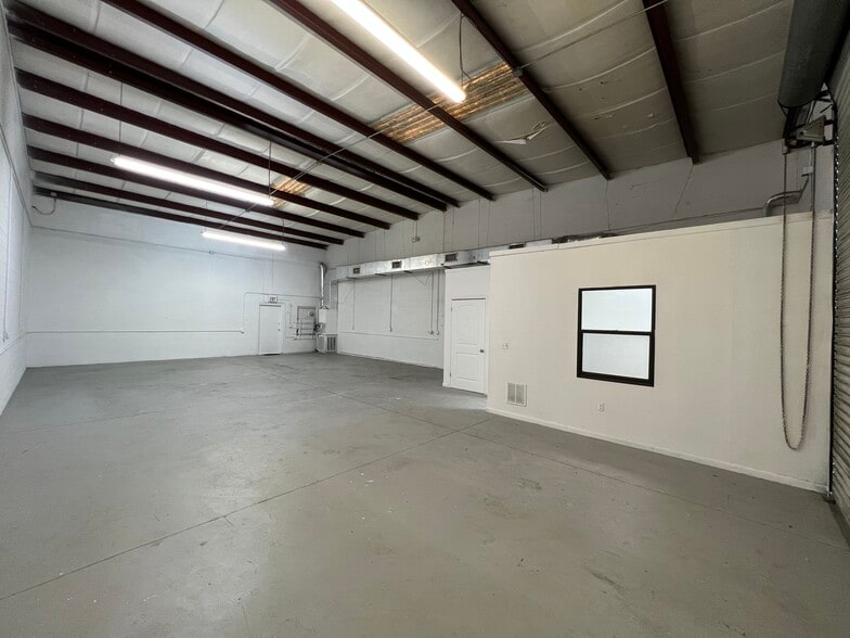 More Photos Of 12505 66th St N, Largo Warehouse For Lease