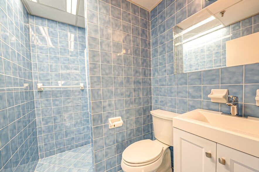 More Photos Of 609 Acorn St, Deer Park Warehouse For Sale