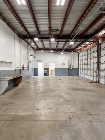 More Photos Of 33 S Alma School Rd, Mesa Auto Repair For Lease