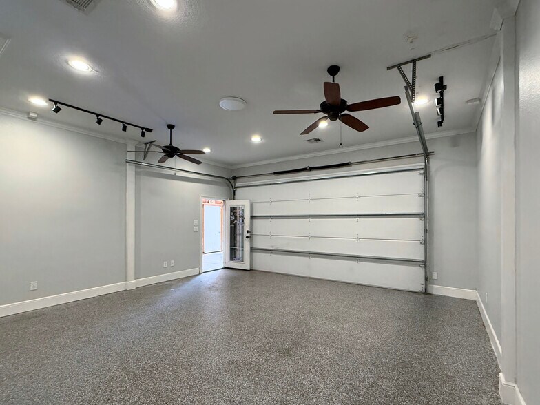 More Photos Of 1115 Chateau Woods Parkway Dr, Conroe Light Manufacturing For Lease