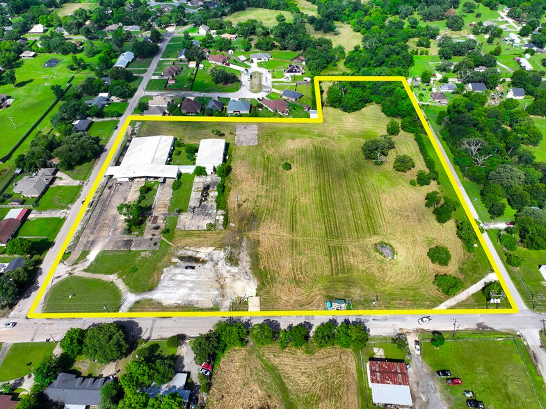 More Photos Of 300 W School St, Madisonville Light Distribution For Sale
