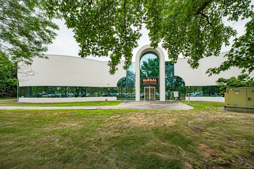 Primary Photo Of 30 Crossways E, Bohemia Manufacturing For Lease