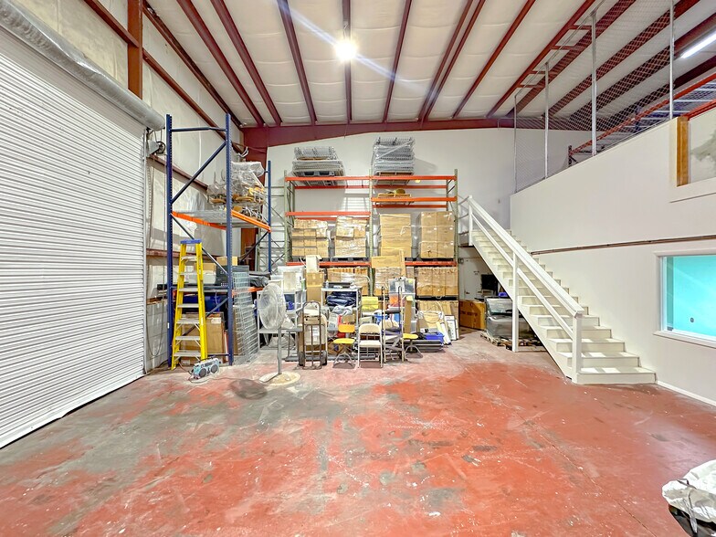 More Photos Of 532 International Pl, Rockledge Warehouse For Lease