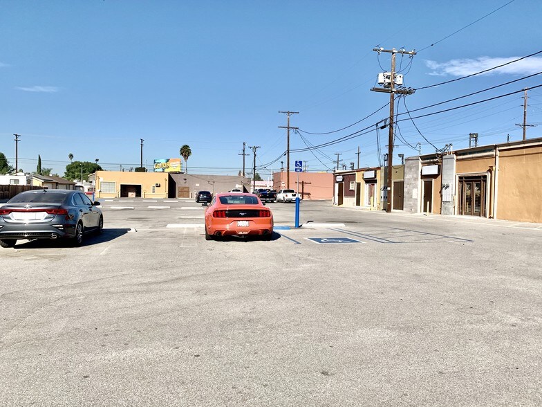 More Photos Of 16830-16848 Saticoy St, Van Nuys Storefront For Lease