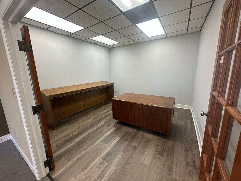 More Photos Of 105 N Falkenburg Rd, Tampa Manufacturing For Lease