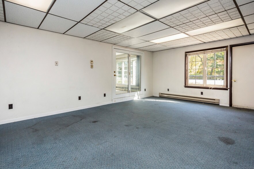 More Photos Of 105 Hartford Tpke, Shrewsbury Office Residential For Sale