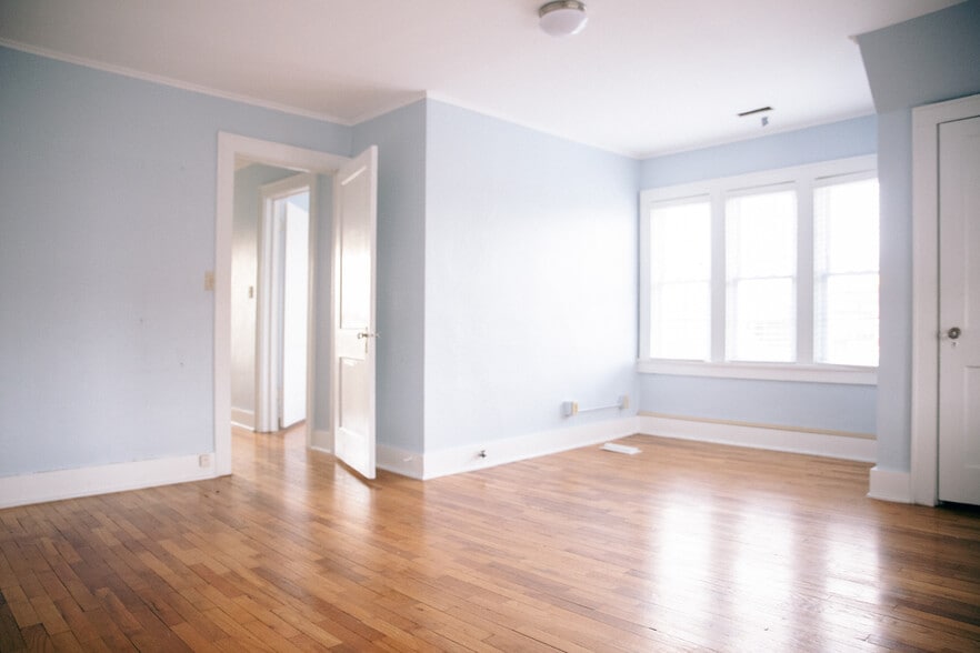 More Photos Of 355 N College Ave, Fayetteville Office Residential For Lease