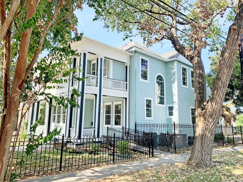 More Photos Of 127 Lewis St, San Antonio Office For Sale