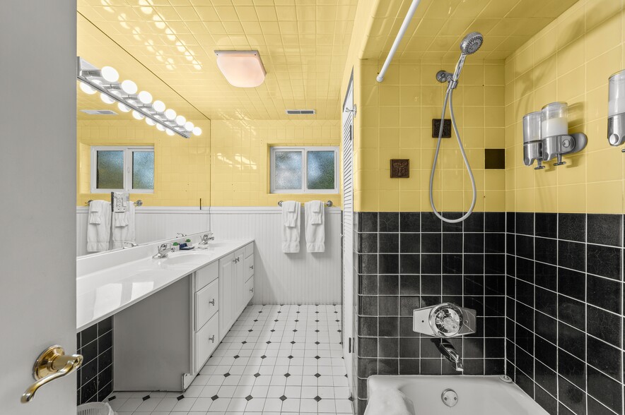 More Photos Of 231 E Buffalo St, New Buffalo Hotel For Sale