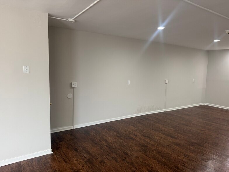 More Photos Of 7401 Woodbine Ave, Philadelphia Storefront Retail Residential For Lease