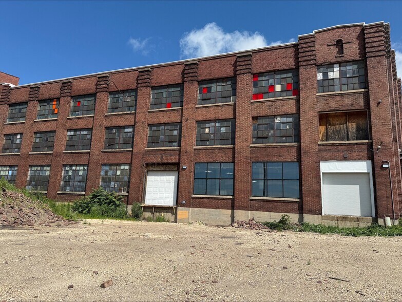 More Photos Of 301 W 3rd St, Sterling Manufacturing For Lease
