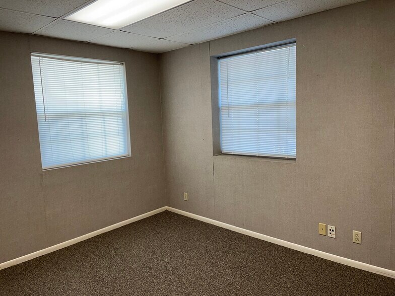 More Photos Of 4415-4427 E 31st St, Tulsa Unknown For Lease