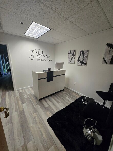 More Photos Of 450 Maple Ave E, Vienna Unknown For Lease