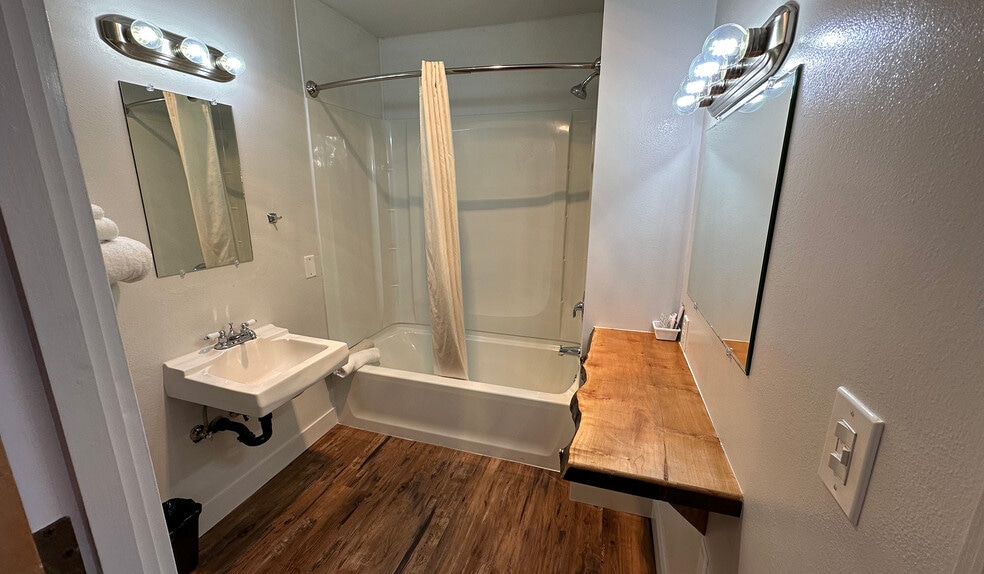 More Photos Of 787 N Central Blvd, Coquille Hotel For Sale